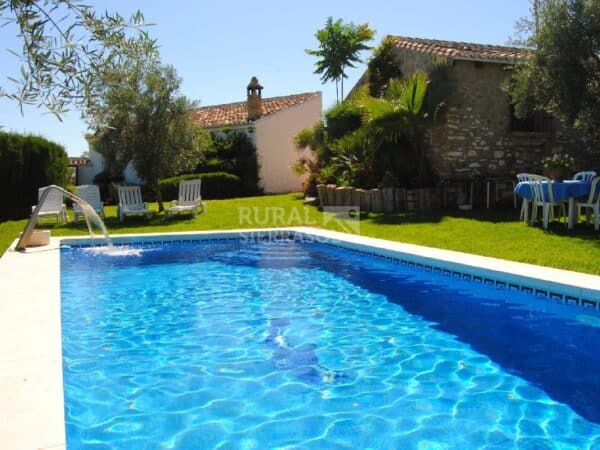 Piscina y jardín de Casa rural en Antequera (Málaga)-3421