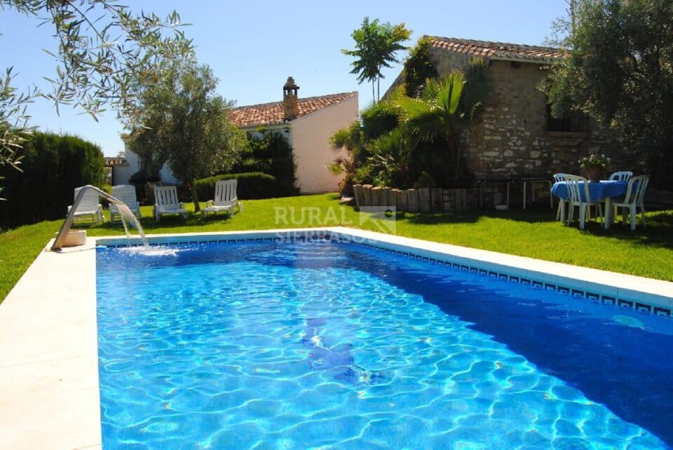 Piscina y jardín de Casa rural en Antequera (Málaga)-3421