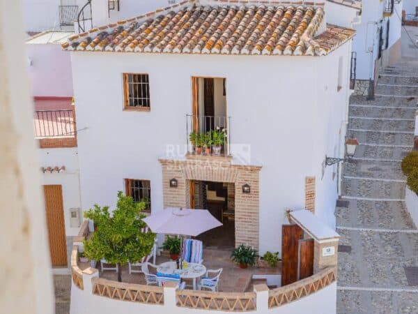 Fachada y terraza de Casa rural en El Borge (Málaga)-3551