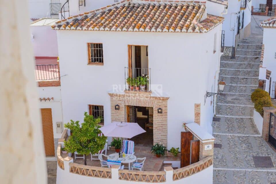 Fachada y terraza de Casa rural en El Borge (Málaga)-3551