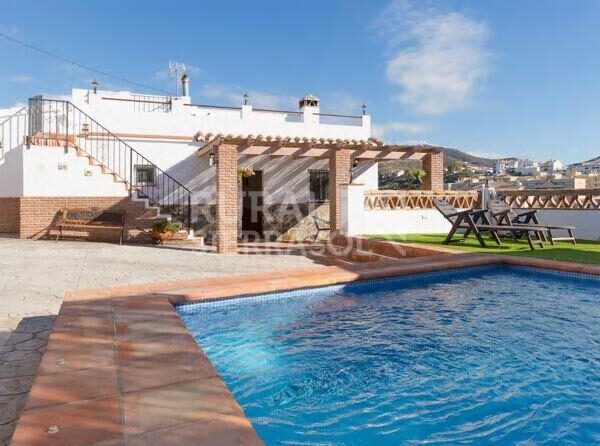 Piscina y fachada de Casa rural en Torrox (Málaga)-3585