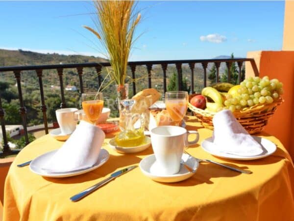 Terraza y mesa con aperitivos de Casa rural en Alcaucín (Málaga)-3674