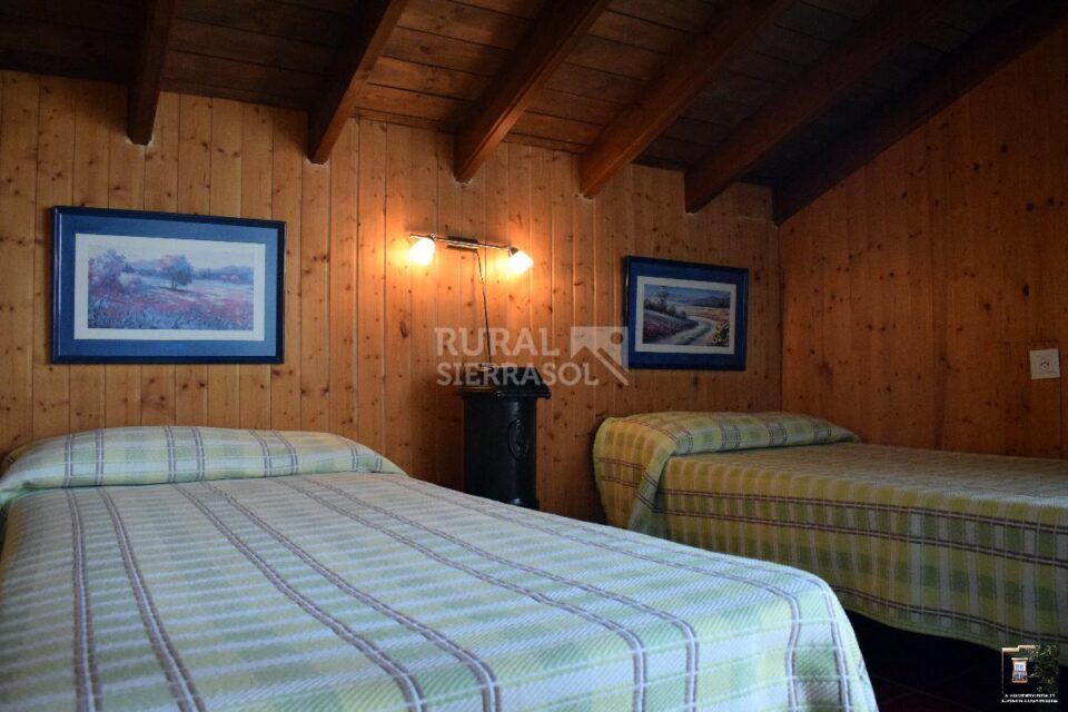 Espléndida Casa Rural en Cuevas del Becerro con chimenea, calefacción, aire acondicionado - Imagen 2