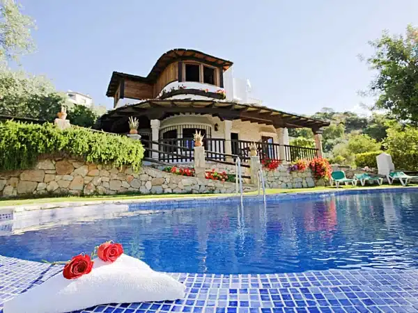 Piscina y fachada de Casa rural en El Chorro - Álora (Málaga)-3093