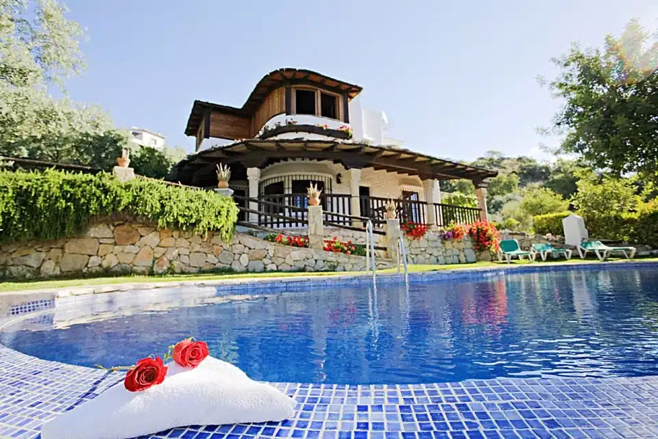 Piscina y fachada de Casa rural en El Chorro - Álora (Málaga)-3093