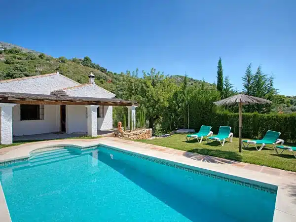 Piscina y fachada de Casa rural en El Chorro - Álora (Málaga)-3368