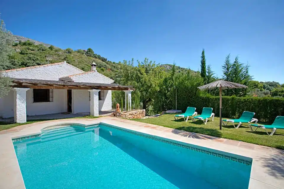 Piscina y fachada de Casa rural en El Chorro - Álora (Málaga)-3368