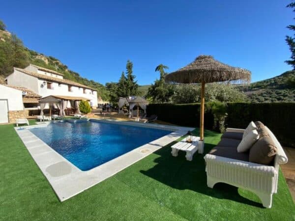 Piscina y fachada de Casa rural en Montefrío (Granada)-0553