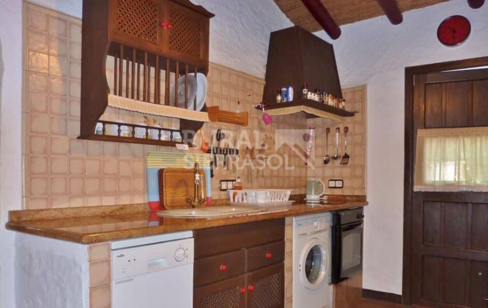 Maravillosa Casa Rural en Casabermeja, con piscina barbacoa y wifi - Imagen 9