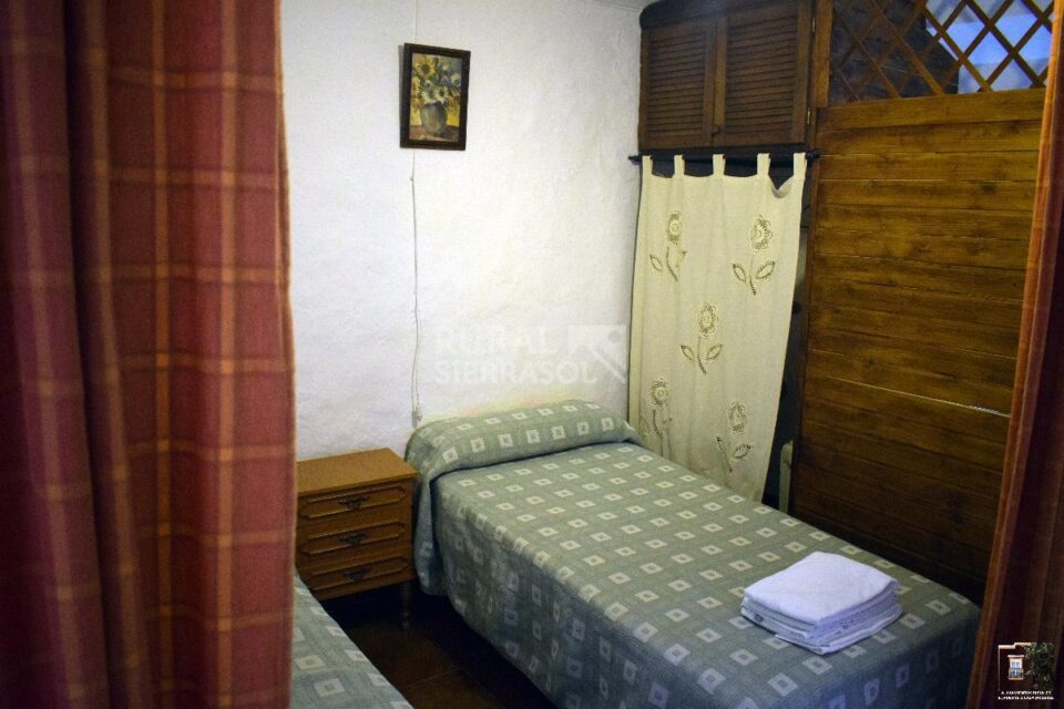 Auténtica Casa Serrana en Cuevas del Becerro con chimenea, aire acondicionado y calefacción - Imagen 10