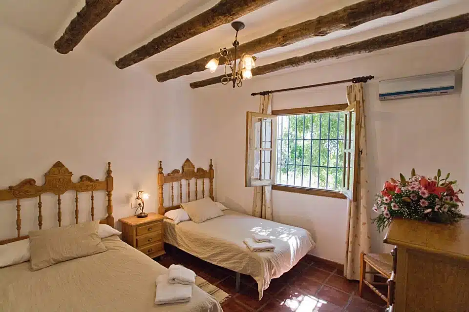 Dormitorio con dos camas individuales de Casa rural en El Chorro - Álora (Málaga)-2853