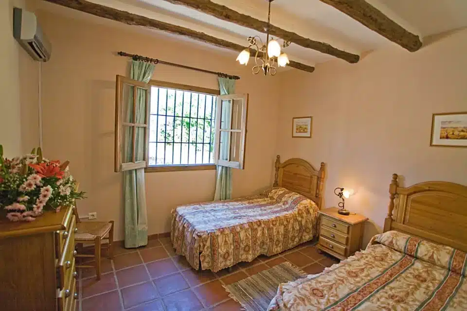 Dormitorio con dos camas individuales de Casa rural en El Chorro - Álora (Málaga)-3368