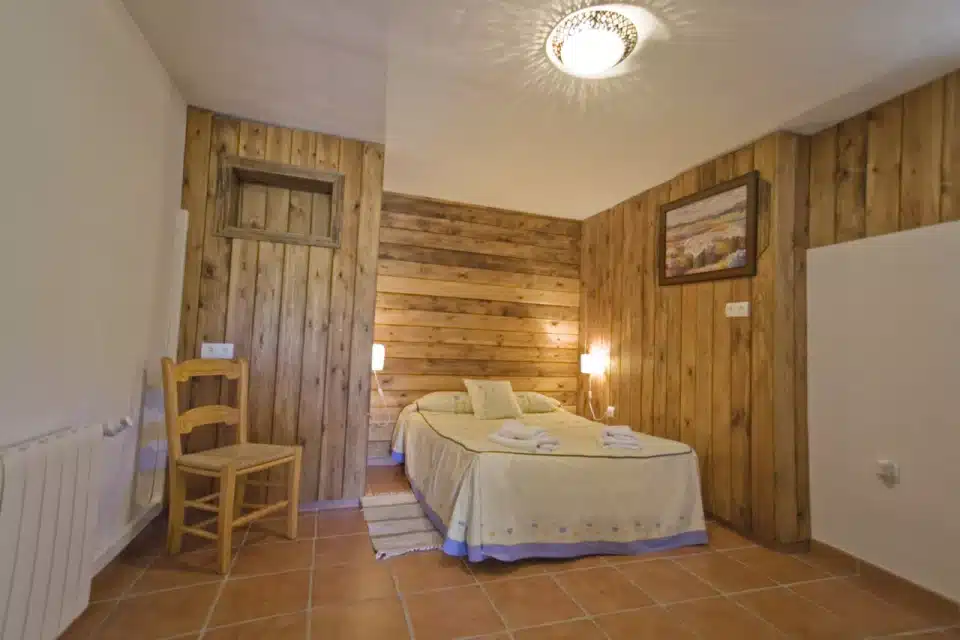 Dormitorio con cama doble de Casa rural en El Chorro - Álora (Málaga)-3397