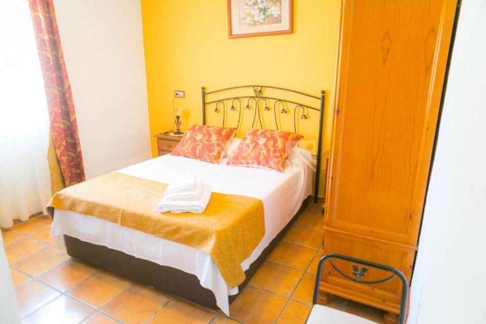 Esplendida Casa Rural al sur del Torcal de Antequera, con piscina rodeada de césped y barbacoa - Imagen 10