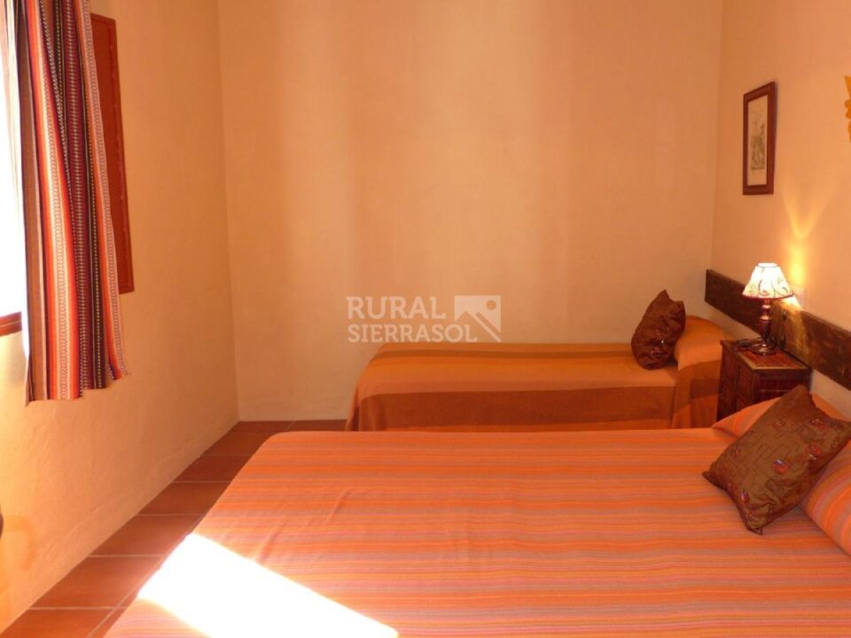 Casa Rural en El Borge, con piscina, barbacoa y wifi - Imagen 11