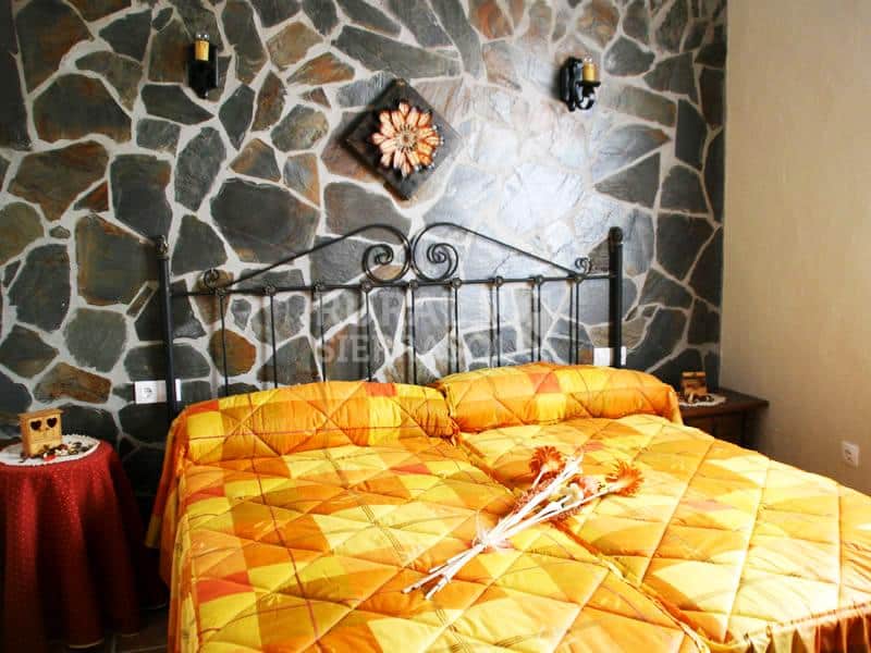 Dormitorio con dos camas individuales de Casa rural en Ardales (Málaga)-1032
