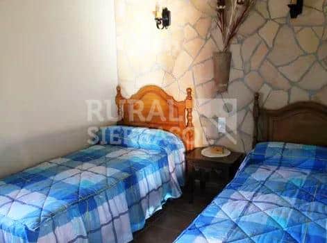 Dormitorio con dos camas individuales de Casa rural en Ardales (Málaga)-1033