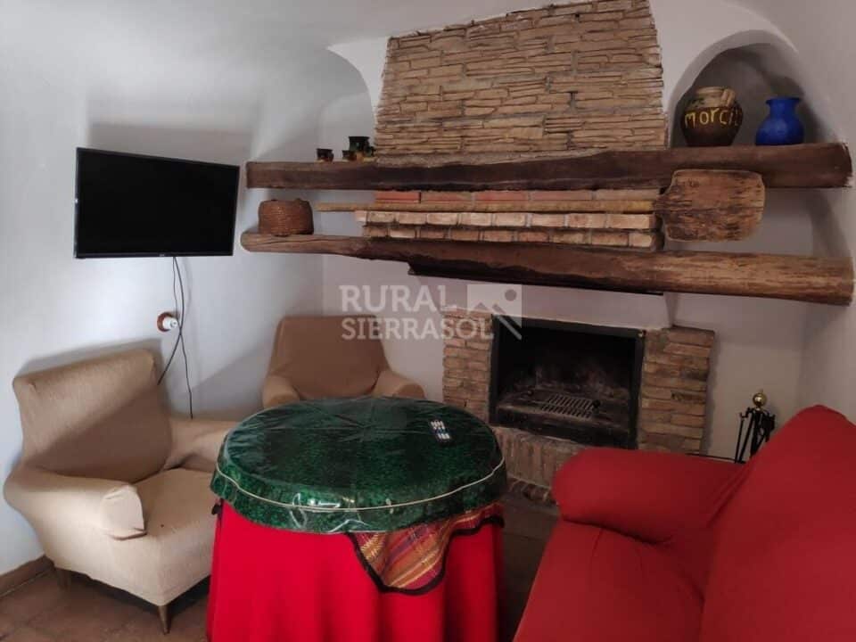 Confortable casa cueva en Baza, con piscina, chimenea y barbacoa - Imagen 11