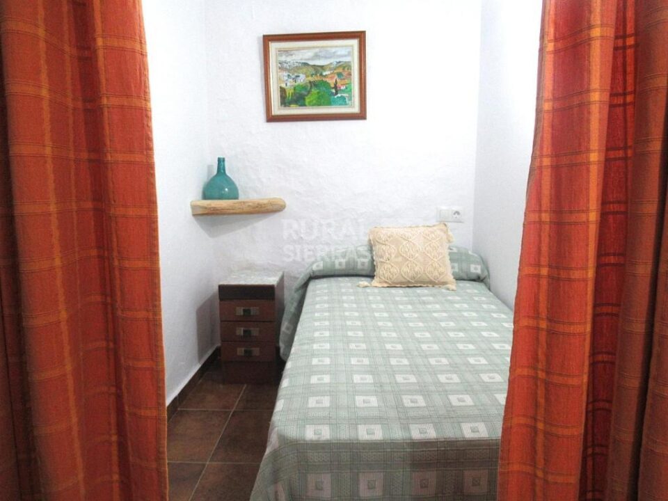 Auténtica Casa Serrana en Cuevas del Becerro con chimenea, aire acondicionado y calefacción - Imagen 11