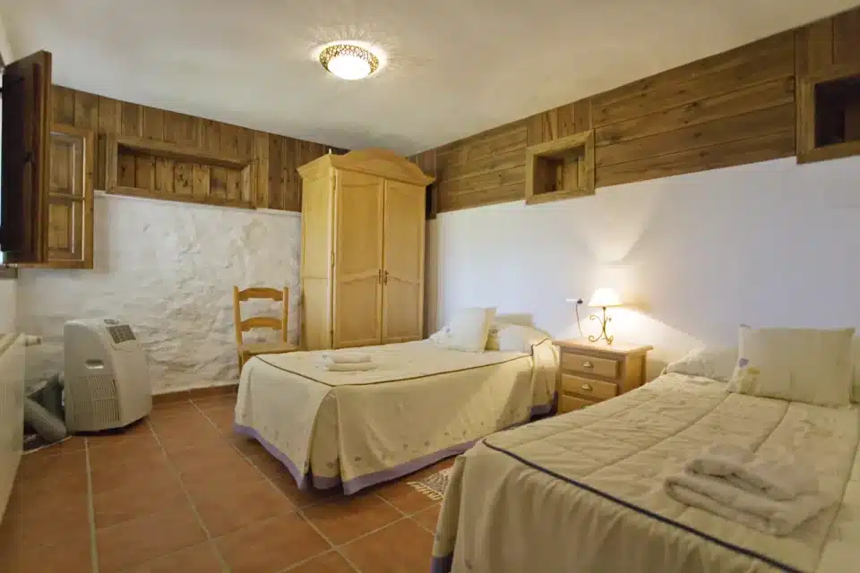 Dormitorio con dos camas individuales de Casa rural en El Chorro - Álora (Málaga)-3397