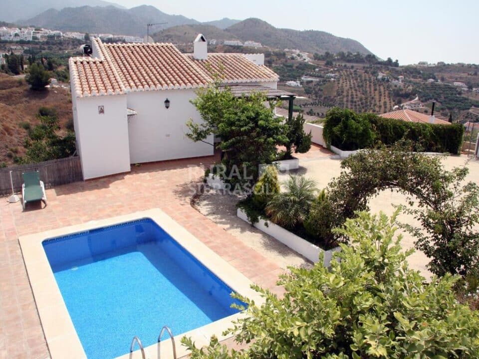 Piscina y fachada lateral de Casa rural en Frigiliana (Málaga)-1118