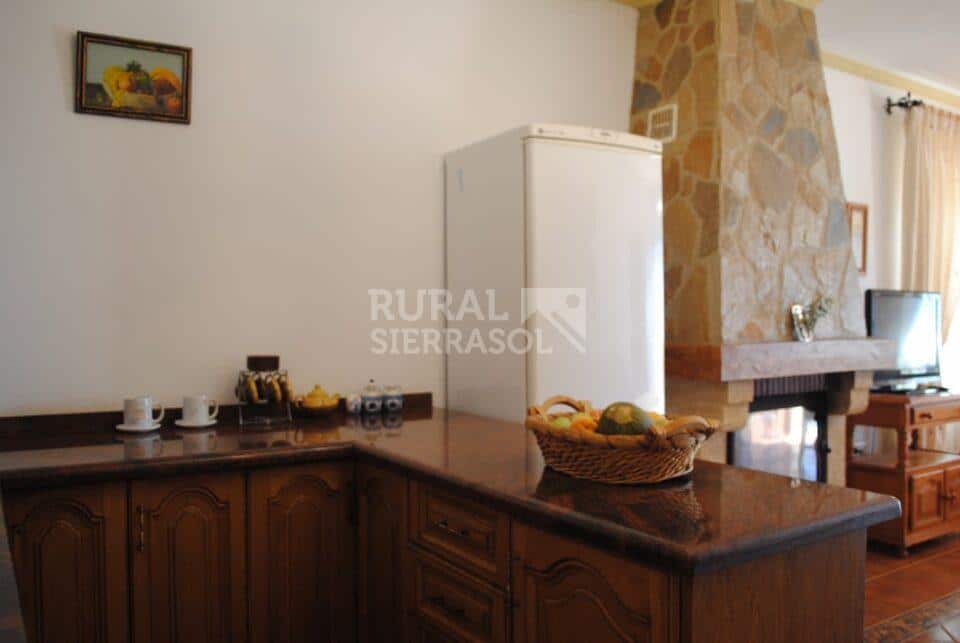 Cocina con nevera de casa rural en Periana (referencia 1003)