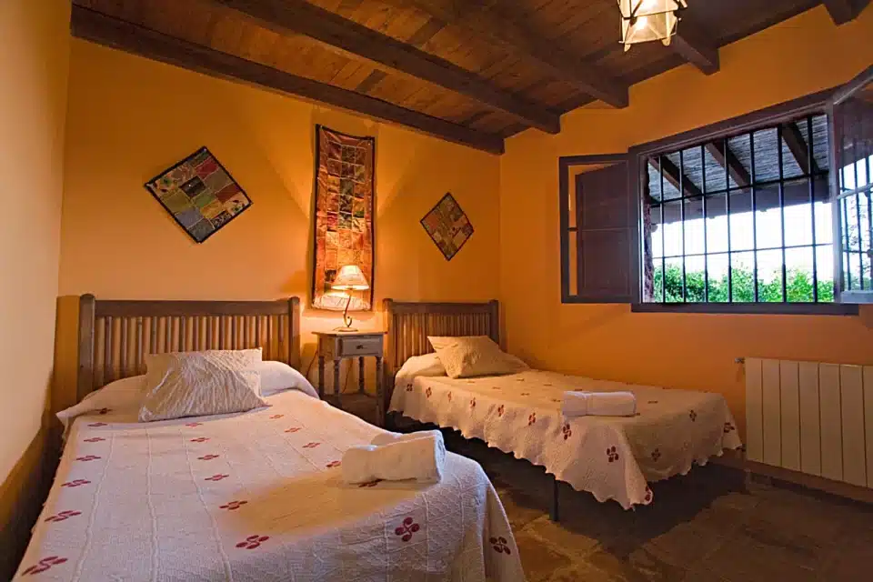 Dormitorio con das camas individuales de Casa rural en El Chorro - Álora (Málaga)- 2669