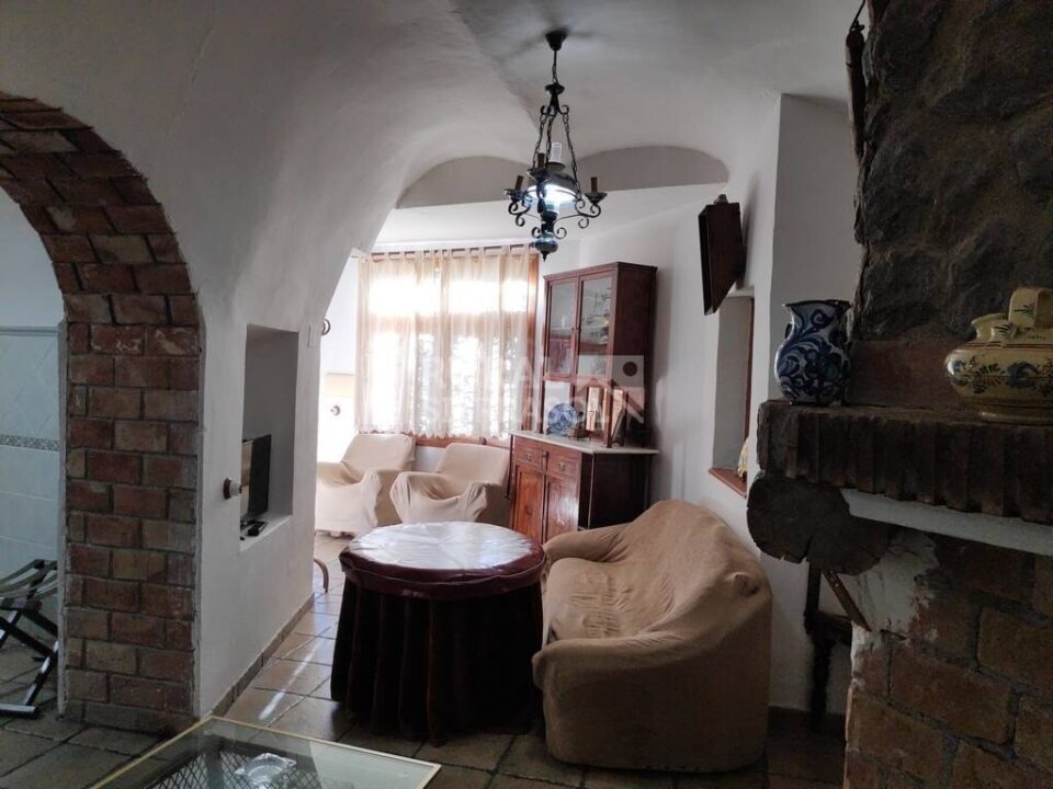 Amplia casa cueva en Baza, con piscina, barbacoa y wifi - Imagen 13