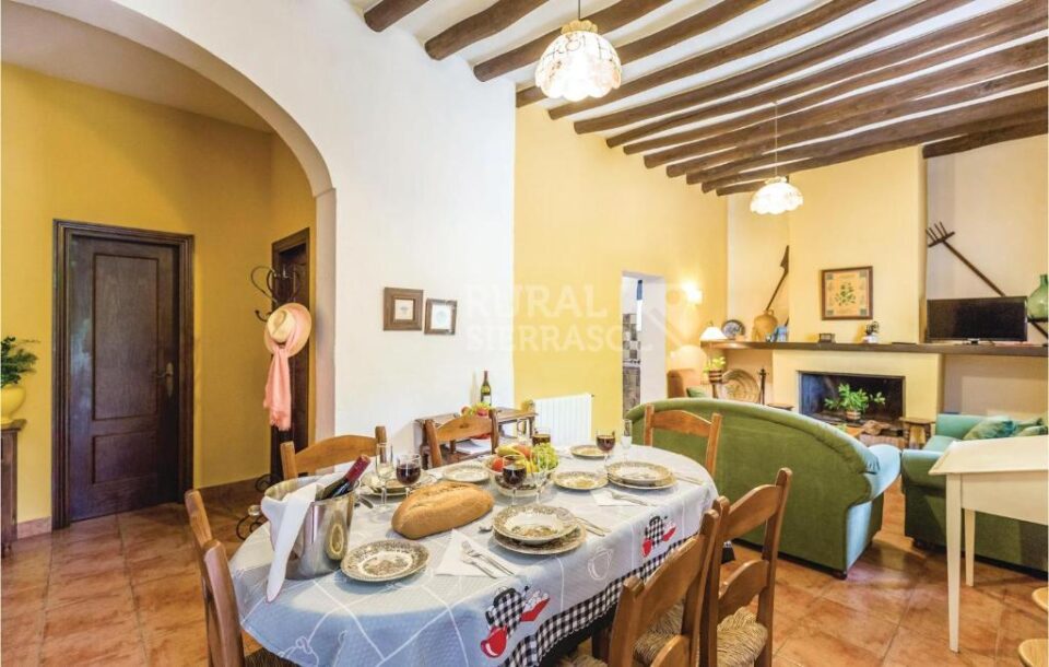 Mesa de comedor de Casa rural en Cuevas del Becerro (Málaga)-1091