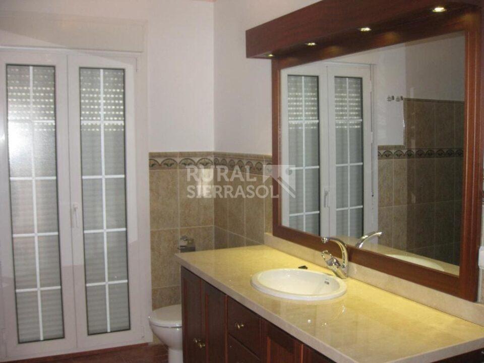 Acogedora Casa Rural en Cuevas del Becerro, con chimenea y calefacción - Imagen 9
