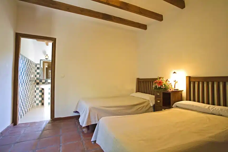 Dormitorio con dos camas individuales de Casa rural en El Chorro - Álora (Málaga)-3093