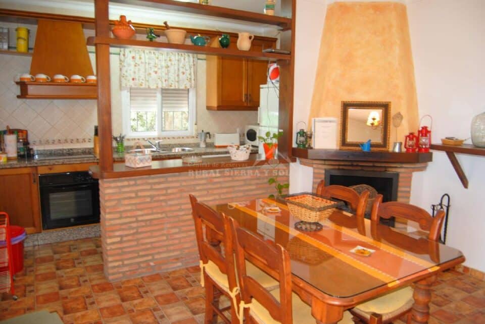 Maravillosa Casa Rural al sur del Torcal de Antequera, con piscina vallada y barbacoa - Imagen 13