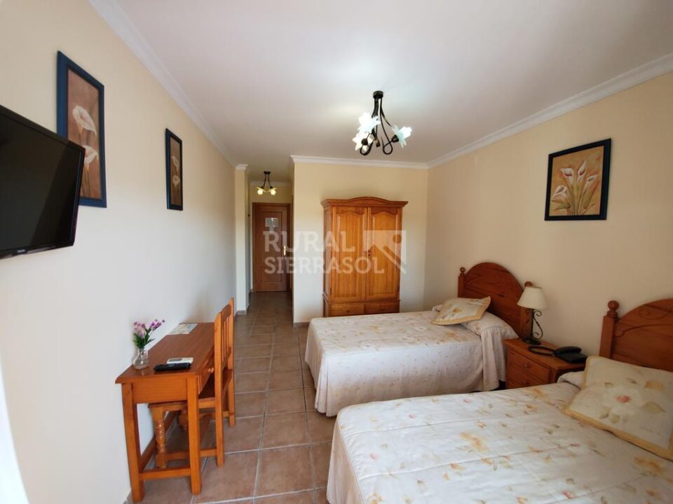 Precioso Hotel Rural en Colmenar, con bonitas vistas al campo - Imagen 14