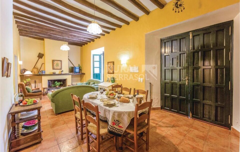 Amplio salón de Casa rural en Cuevas del Becerro (Málaga)-1091