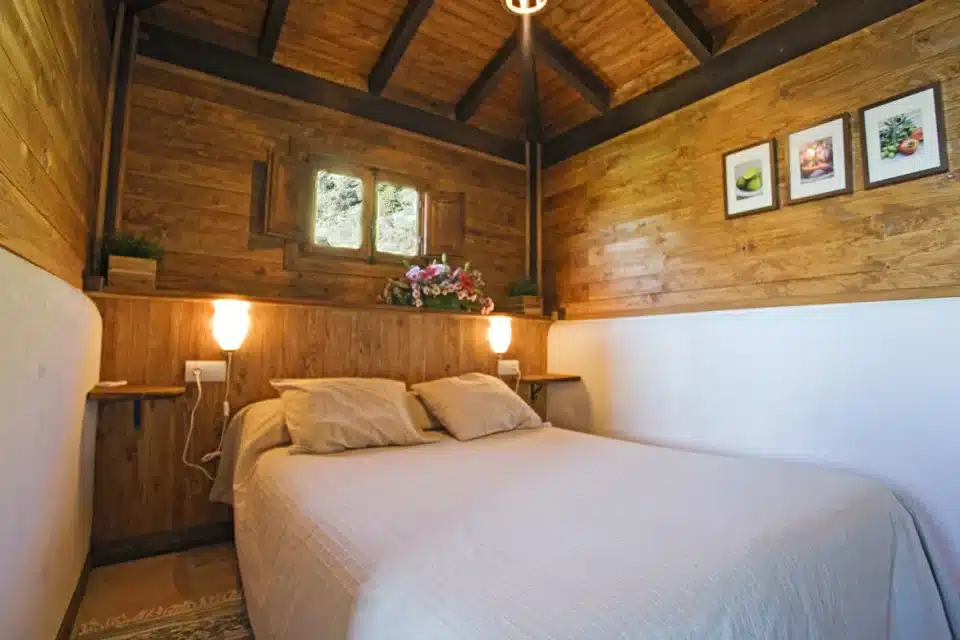 Dormitorio con cama doble de Casa rural en El Chorro - Álora (Málaga)-3093