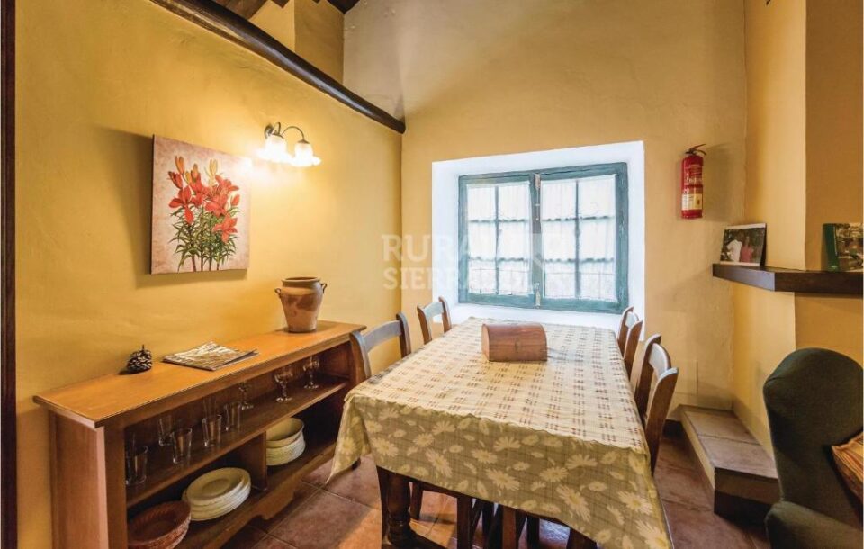 Mesa de comedor de Casa rural en Cuevas del Becerro (Málaga)-1091