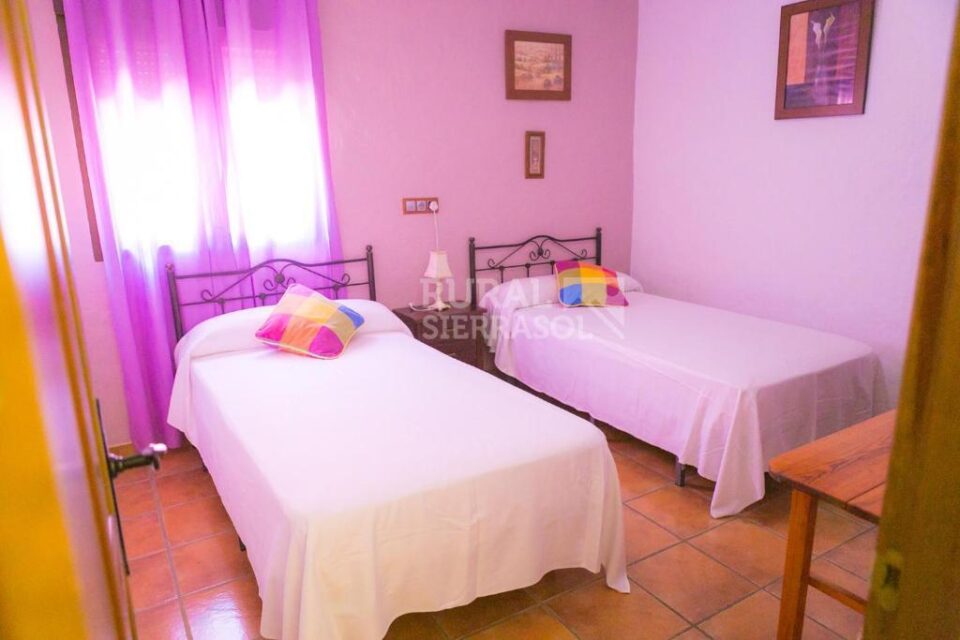 Esplendida Casa Rural al sur del Torcal de Antequera, con piscina rodeada de césped y barbacoa - Imagen 15