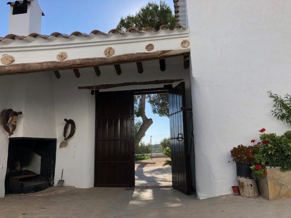 Cortijo Andaluz en Villanueva de Algaidas, con piscina, barbacoa y aire acondicionado - Imagen 10