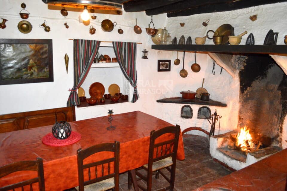 Salón con chimenea de Casa rural en Alfarnatejo (Málaga)-1100