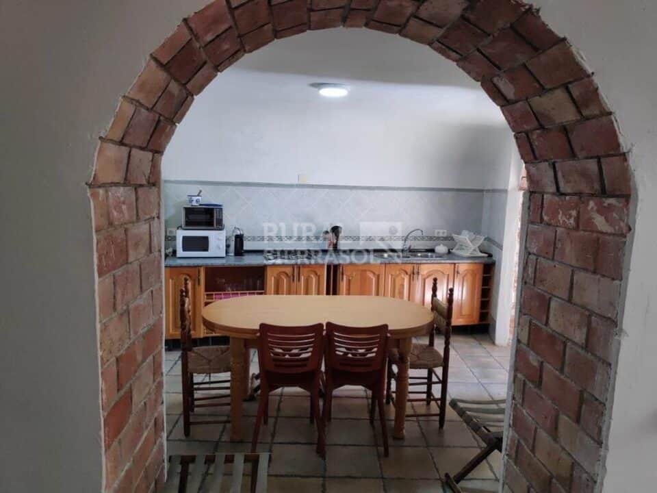 Amplia casa cueva en Baza, con piscina, barbacoa y wifi - Imagen 16