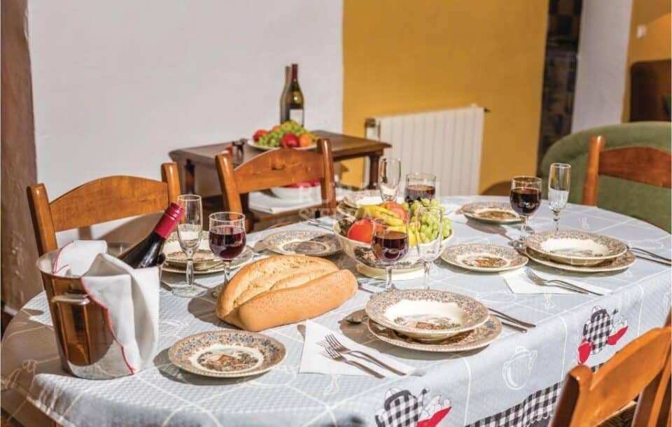 Mesa de comedor con aperitivos de Casa rural en Cuevas del Becerro (Málaga)-1091