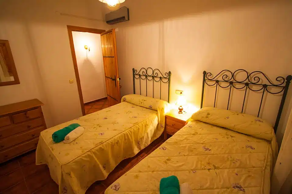 Dormitorio con dos camas individuales de Casa rural en El Chorro - Álora (Málaga)-3398