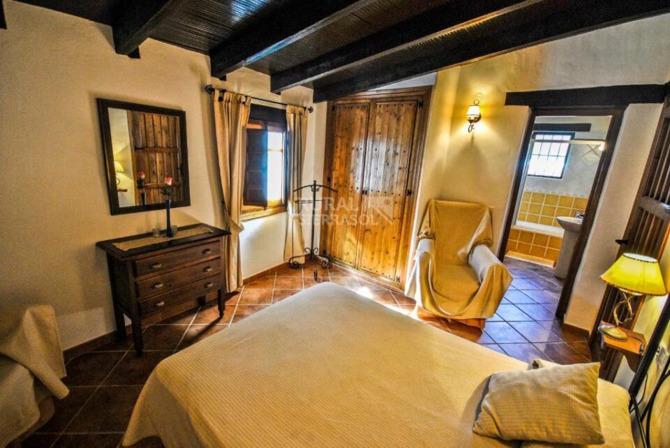 Precioso Alojamiento Rural en Periana con piscina rodeada de césped y wi-fi - Imagen 14