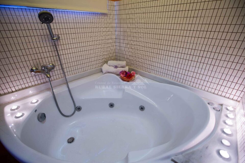 Preciosa casa rural en Laroles, con piscina, barbacoa y wifi - Imagen 42