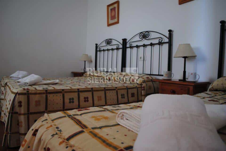 Dormitorio de tres de casa rural en Periana (referencia 1003)