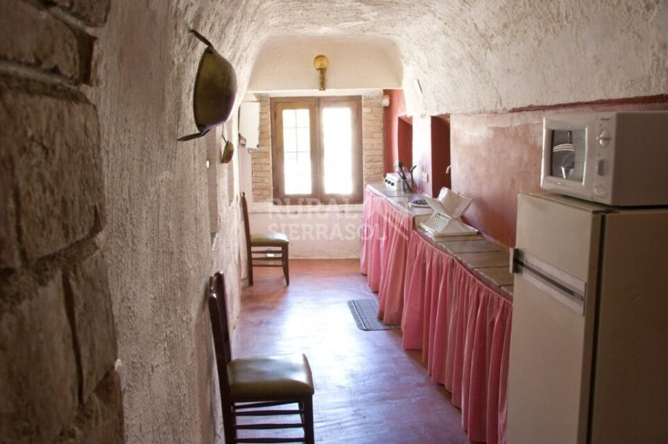 Amplia casa cueva en Baza, con piscina, barbacoa y wifi - Imagen 18