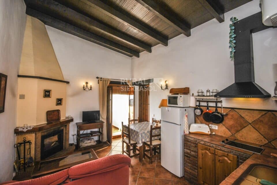 Precioso Alojamiento Rural en Periana con piscina rodeada de césped y wi-fi - Imagen 15