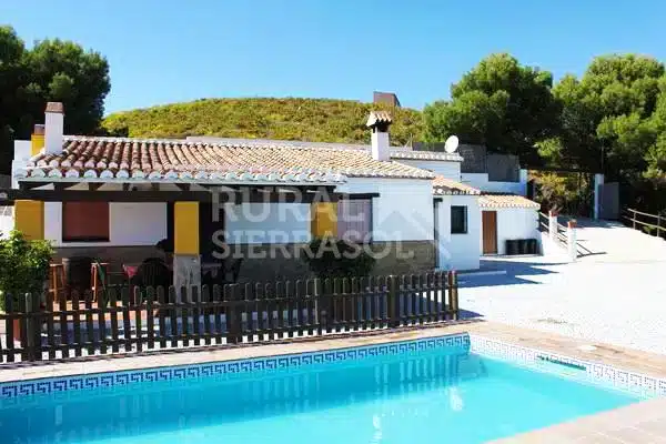 Piscina y fachada de Casa rural en Almáchar (Málaga)-1823