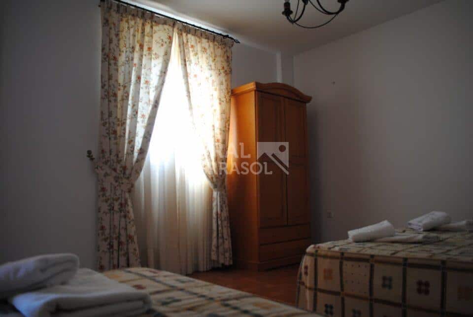 Ventana de dormitorio de 3 de casa rural en Periana (referencia 1003)