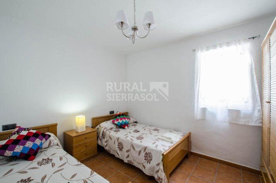 Dormitorio con dos camas individuales de Casa rural en Periana (Málaga)-3307